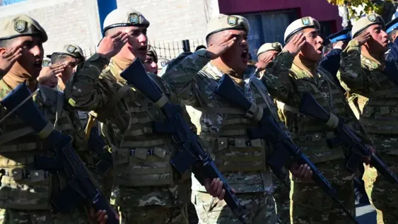 El patriotismo le ganó al frío: fervor en la promesa de la bandera y concurrido desfile