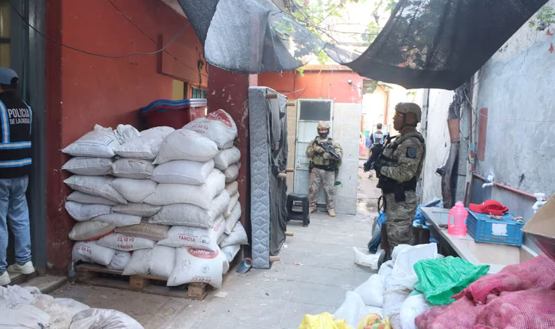 Chizitos con cocaína sirvieron paRA descubrir 15 toneladas de alimentos con droga. Hay ocho detenidos.