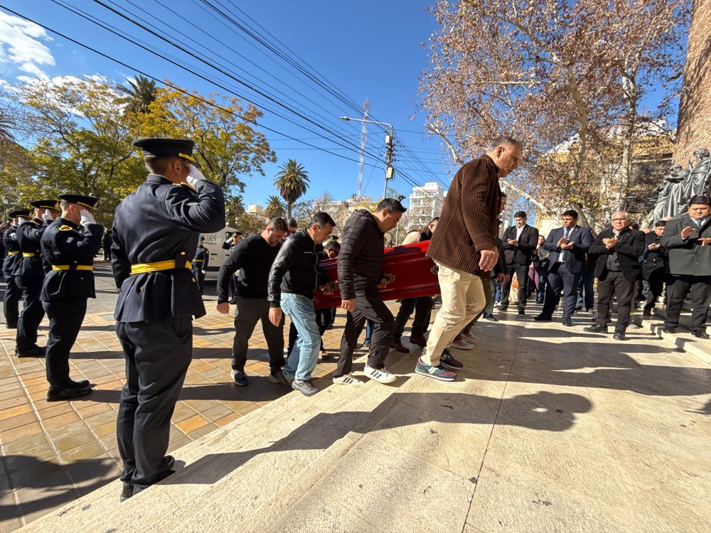 El funeral de los fallecidos en la tragedia áerea de San Juan arrancó con el respeto de la gente.