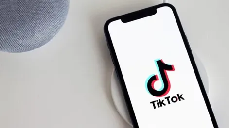 Grababa un video para TikTok y se dispararó con una ametralladora