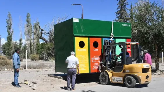 Iglesia: por iniciativa vecinal llegaron contenedores para separar residuos