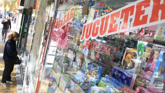 Autorizan al comercio a abrir dos horas más mañana y hoy lo harán sin permiso