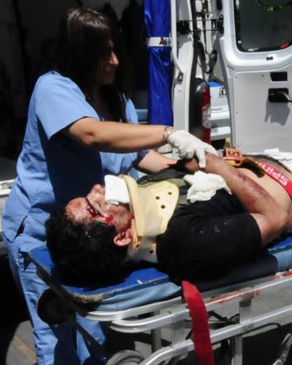 Un ciclista al borde de lo peor al chocar