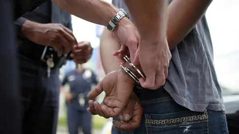 Dos chicos de 18 años fueron detenidos por distintos robos: uno llevaba un arma de juguete y el otro un cuchillo de fabricación casera