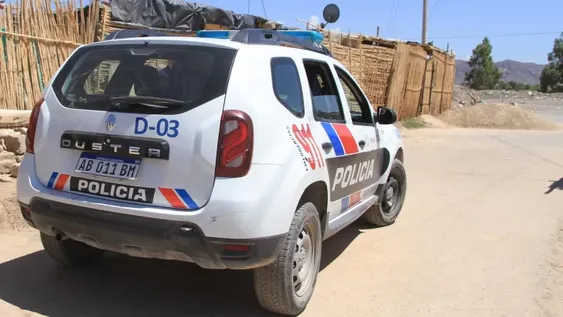 Un motociclista le robó a una joven la poca plata que tenía