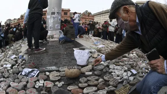Bronca y lágrimas frente a Olivos en el homenaje a los muertos por covid