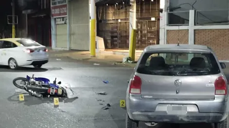 Un motociclista tuvo que ser hospitalizado con serias lesiones tras chocar con un auto