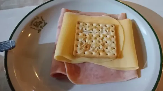 Pidió una galletita con jamón y queso, compartió el precio en las redes y se volvió viral