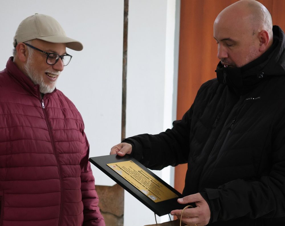 En Ischigualasto, el astrofotógrafo argentino (izq), recibió una placa de manos del coordinador del Parque, Juan Pablo Teja Godoy.