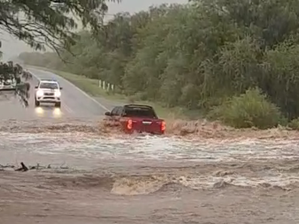 Hubo crecidas en los ríos de Valle Fértil por la intensa lluvia: los cortes de ruta
