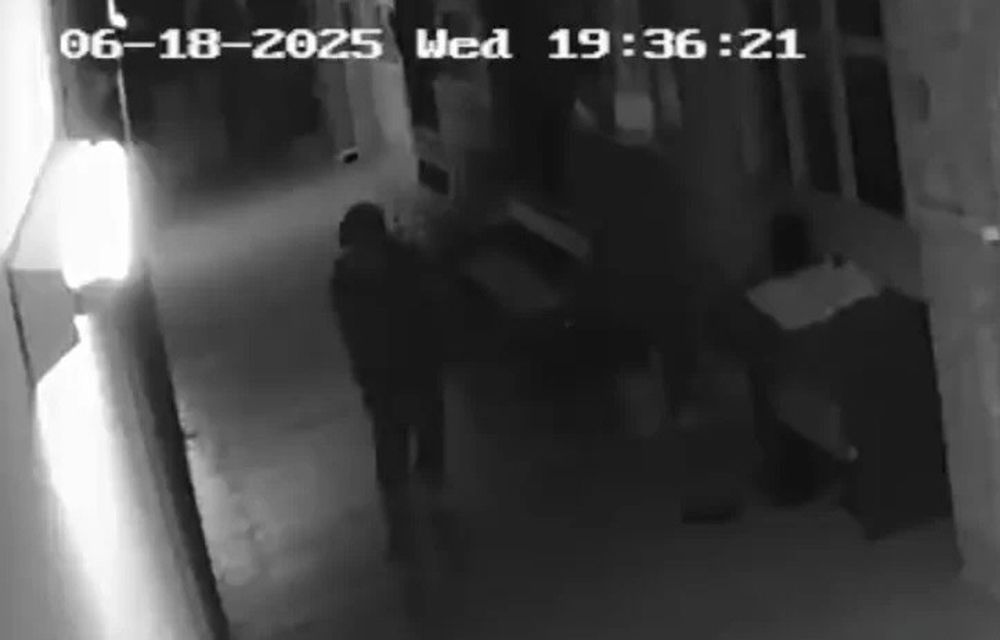 EL ROBO quedó registrado por el sistema de videocámaras de la misma parroquia, que había sufrido otro ataque.