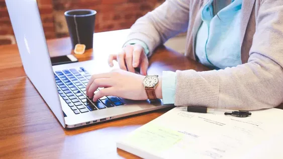 Hizo un Tiktok para “denunciar” la cantidad de tarea que le dan en la escuela