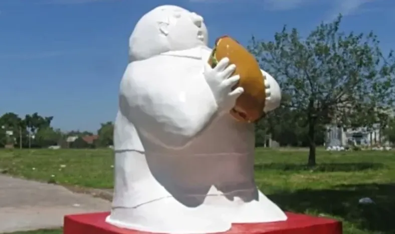 El triste final del monumento al sánguche de milanesa de Tucumán