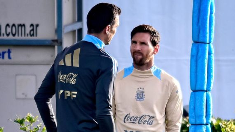 Scaloni junto a Messi.