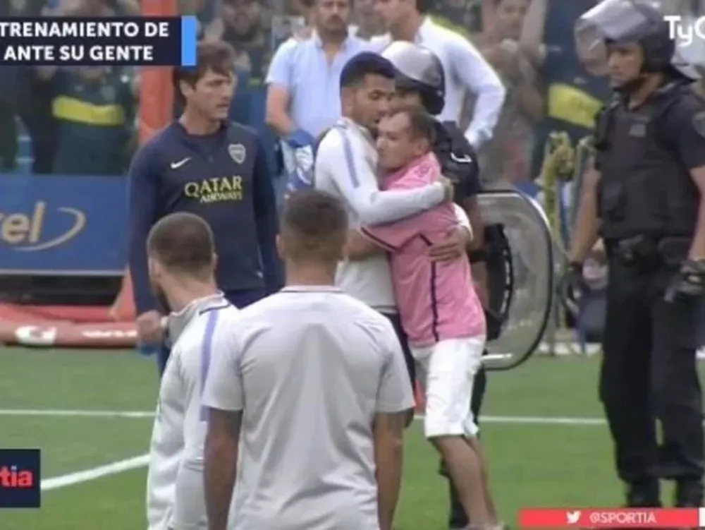 Tevez contuvo a un hincha que se metió al campo de juego