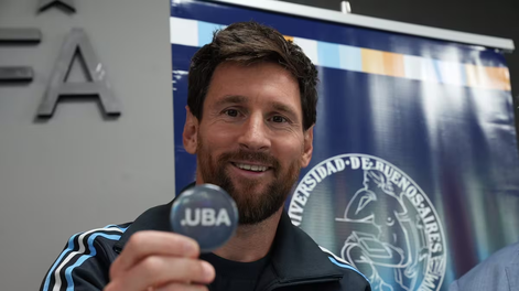 Lionel Messi recibió la medalla y el diploma del Doctor Honoris Causa de la UBA antes de su último partido con la Selección.