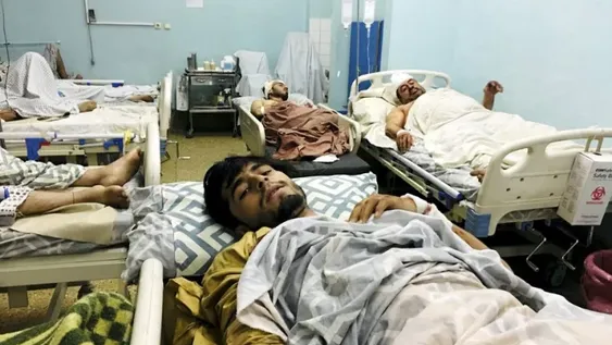 Retoman de forma urgente la evacuación de Kabul tras los ataques que dejaron 100 muertos