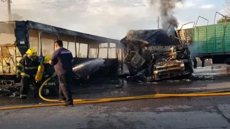 Se incendió un micro que transportaba a más de 40 chicos: uno tiene el 90% del cuerpo quemado