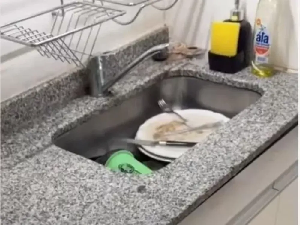 Compró un mueble, pagó para que lo instalen y el insólito resultado se volvió viral