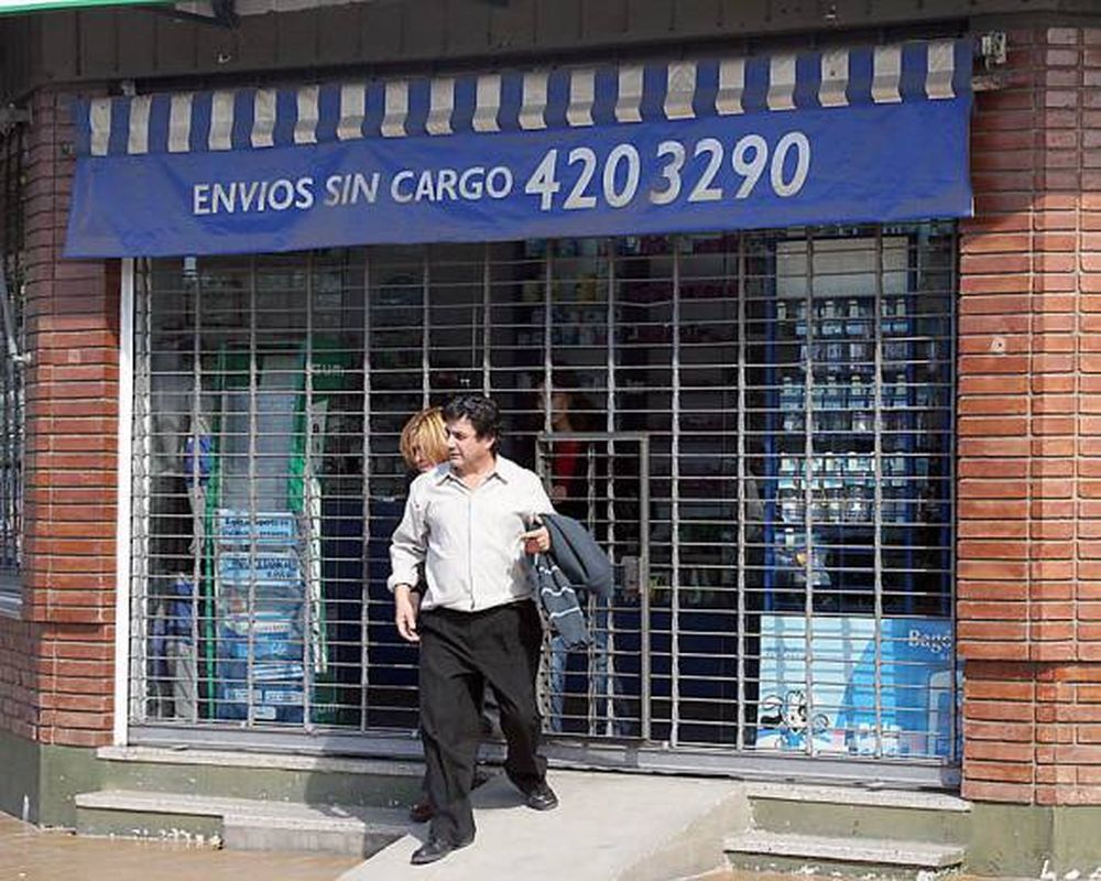 Golpes a mano armada en dos farmacias y un locutorio