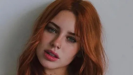 Coti Romero, en la cama y con hilo dental