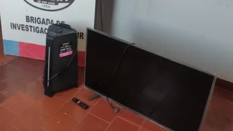 Robaron un TV y un parlante, pero al ser descubiertos, descartaron lo sustraído y se fugaron