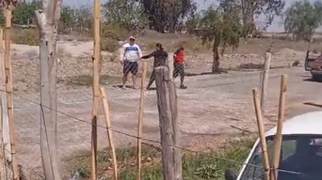 De blanco y de rojo, los dos apuntados como los agresores.-