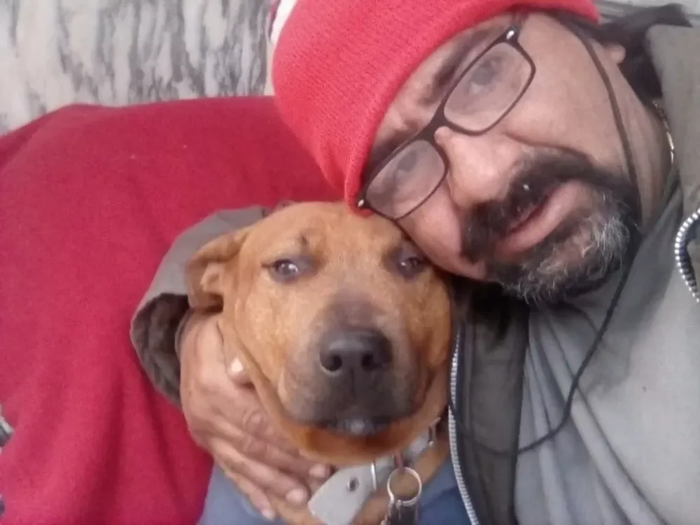 Vive en la calle hace casi un año y quiere llegar a San Juan: por estar con su perra no lo llevan