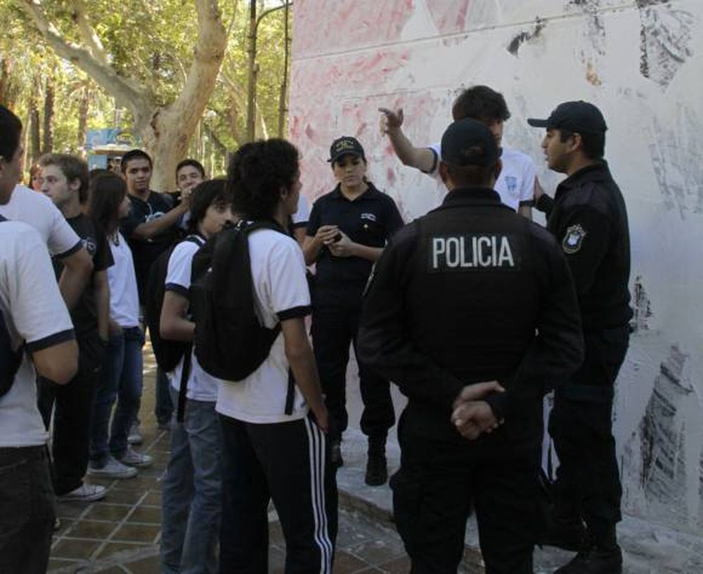 Industrial: por el mural  K crece el escándalo