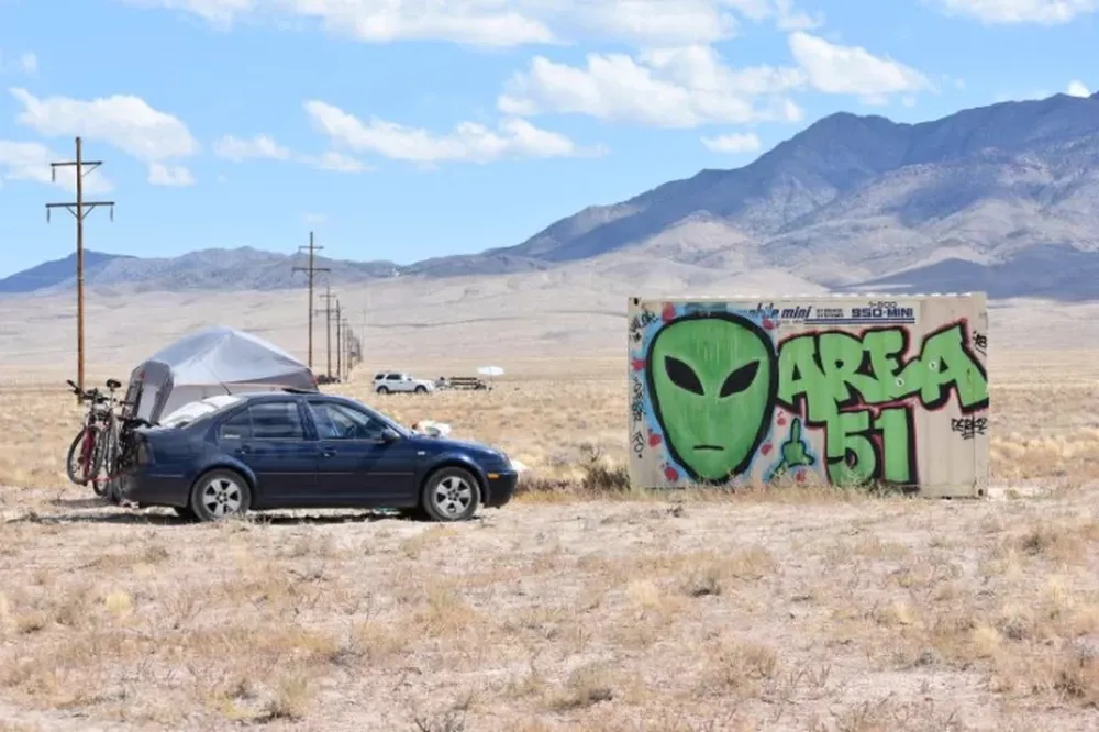 Anonymous sacó a la luz secretos del Área 51 y advirtió de un posible ataque extraterrestre