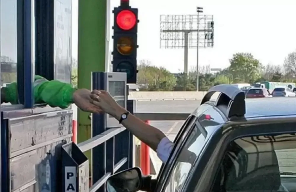 Cobro de peajes en rutas nacionales.