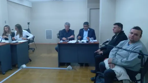 LOS ACUSADOS  (derecha) siempre negaron haber atacado sexualmente a la mujer que iba a su casa a realizar tareas domésticas.