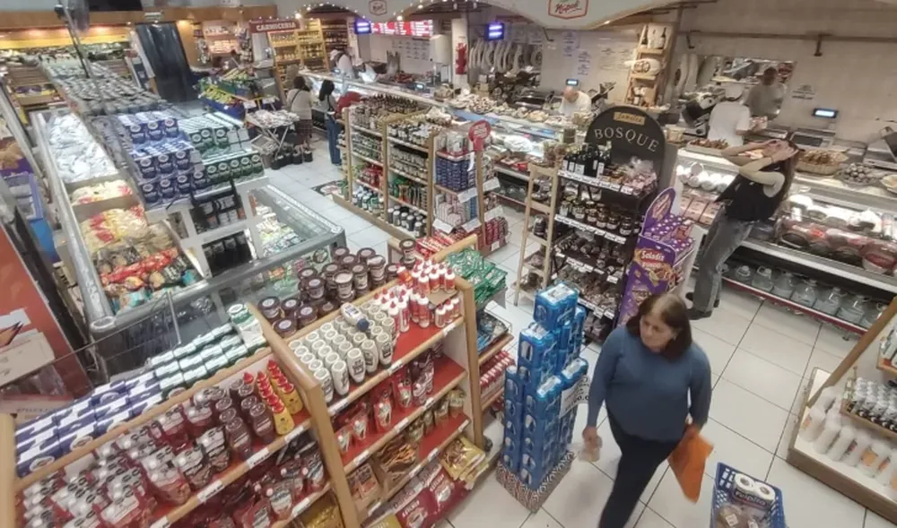 CALMA. En supermercados no hubo compras para hacer stock de productos de primera necesidad y tampoco por parte de almacenes en los mayoristas.