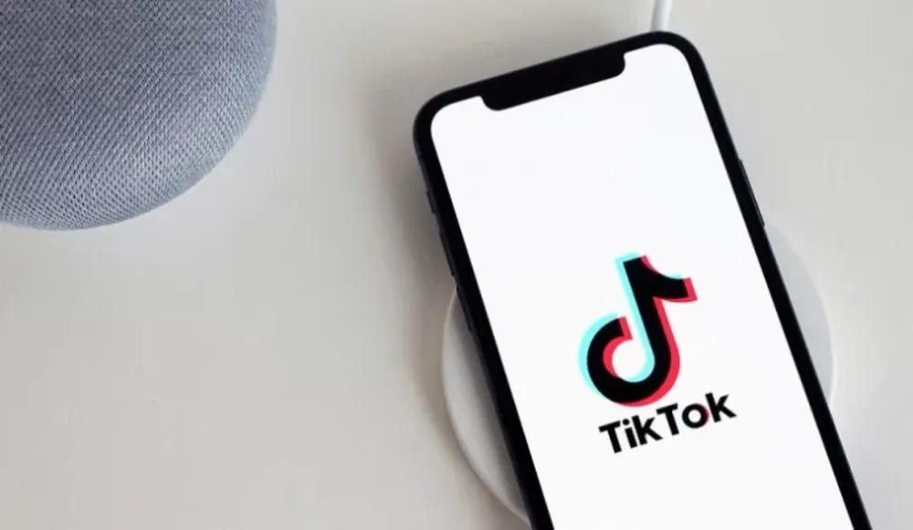 Grababa un video para TikTok y se dispararó con una ametralladora