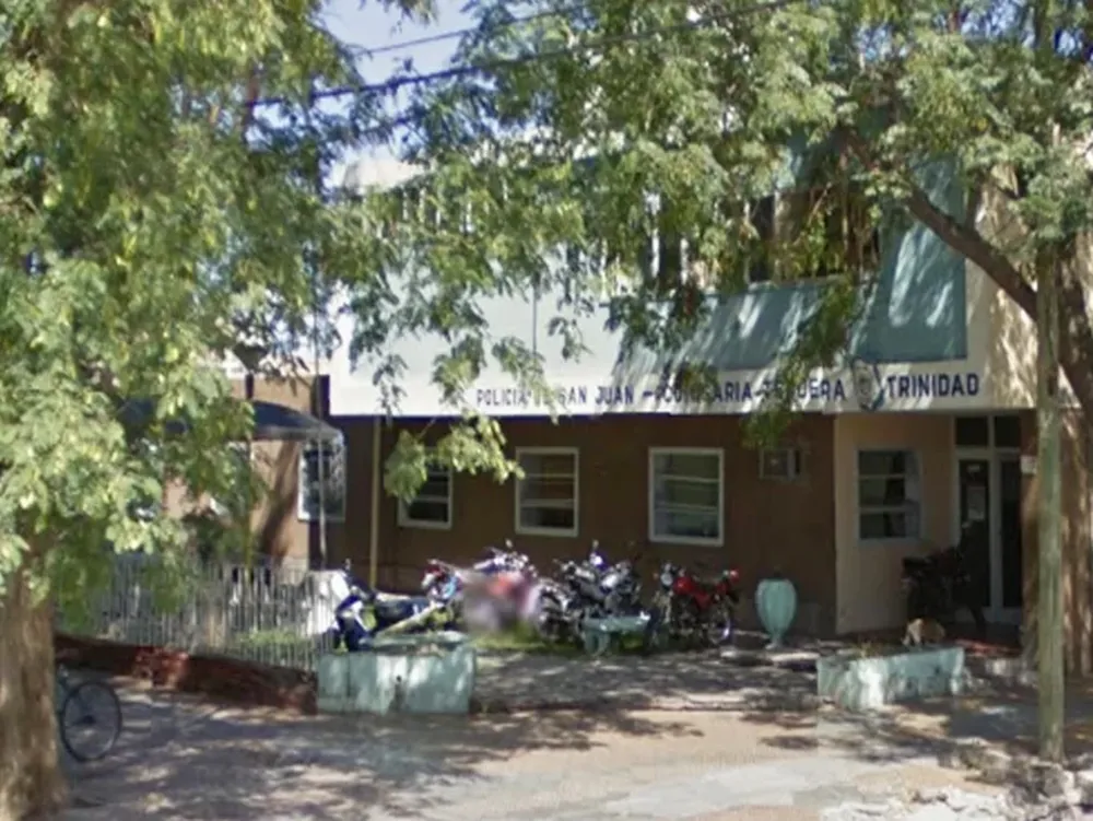 La policía sorprendió a dos motochorros mientras asaltaban a unos menores