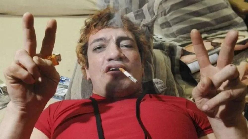 Se viralizó una foto de Pity Álvarez mientras hacía un trabajo de reparación en una casa