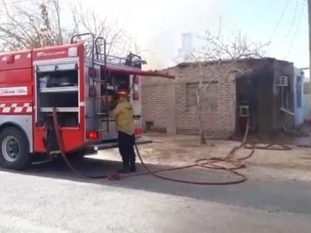 Una casa se incendió y personal de Osse que pasaba intervino con el camión atmosférico