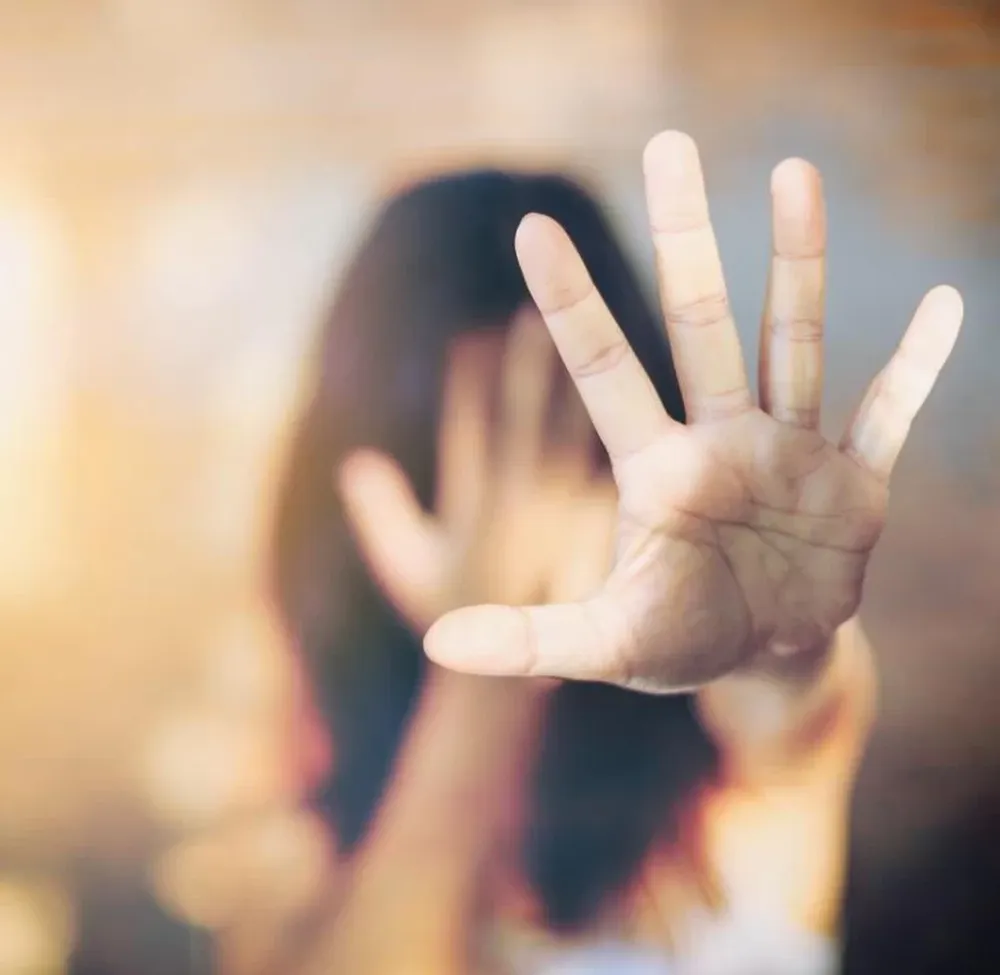 Vio a su ex pareja en la moto de un vecino y, sin decir nada previamente, golpeó a ambos