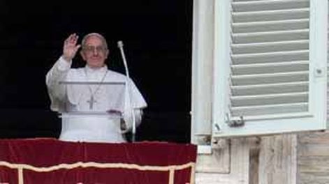 Francisco rezó ante una multitud en la plaza San Pedro
