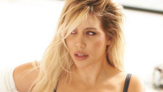 Wanda Nara, en ropa interior transparente, hizo “cucharita” con la almohada