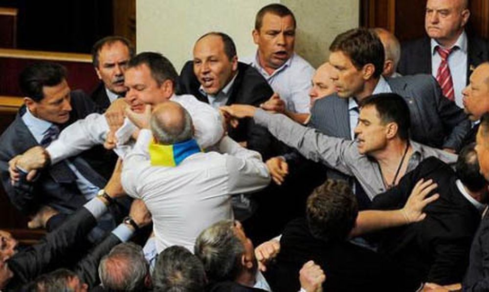 Increíble batalla campal en el Parlamento de Ucrania