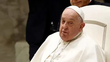 El papa Francisco se mantiene estable y dejó su habitación por 20 minutos para ir a la capilla del hospital