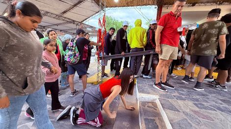 Este Viernes Santo, los promesantes de la Difunta Correa pudieron subir al oratorio con más rapidez porque hubo personal encargado de ordenar la subida.