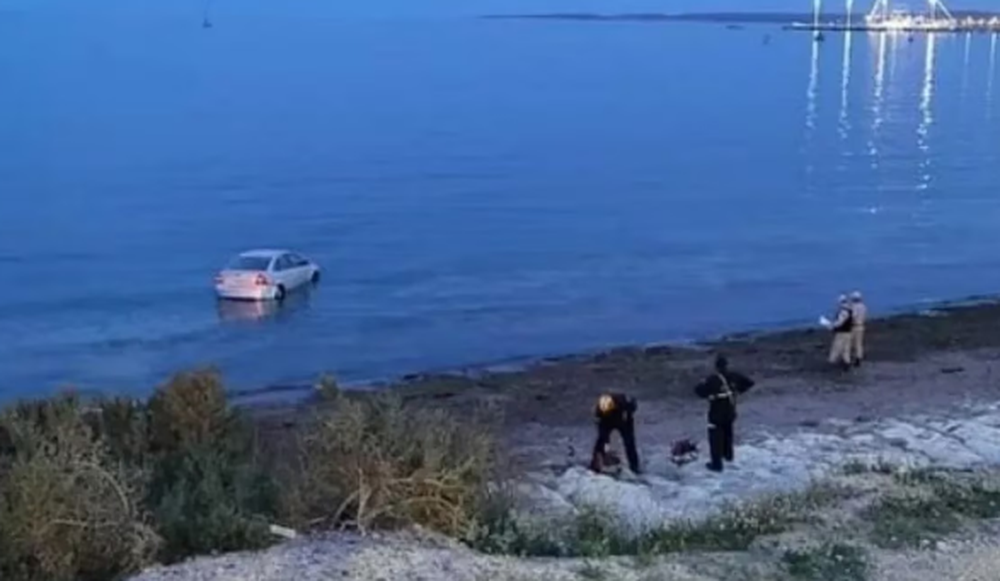 Insólito: dejó su auto estacionado y por un error terminó en el mar