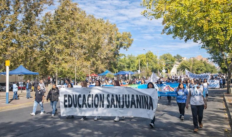 Docentes de San Juan realizaron paro y movilización en reclamo de mejoras salariales