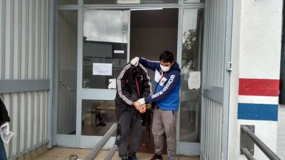 Atraparon a uno de los ladrones que maniataron y robaron en un local de Rawson