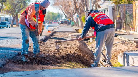 Rivadavia construye banquina, cordón y zapata en la Avenida Benavídez.
