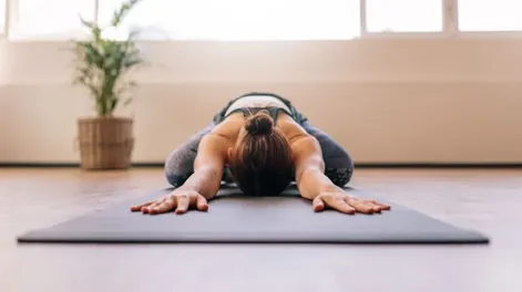 Yoga en casa: posturas para comenzar a mover el cuerpo