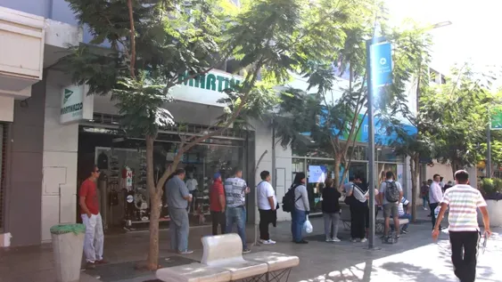 Desde el lunes desinfectarán cada prenda que se prueben los clientes en el comercio