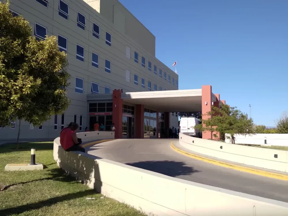 Buscan a familiares de una persona que está internada en el Hospital Rawson